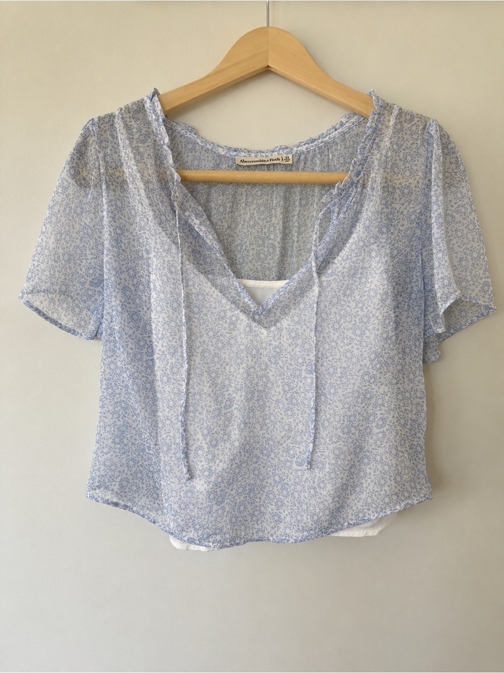 Abercrombie Light Blue Floral Tie-Front Flutter Sleeve Top - Picture 2 of 8
